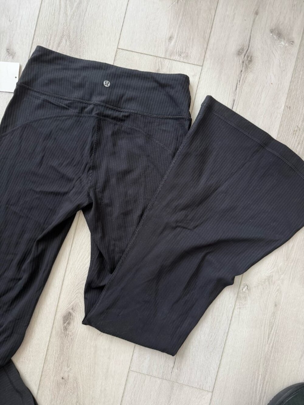 Lululemon - Groove Ribbed High-Rise Wide Flare - Black - Size 8 - Picture 5 of 5